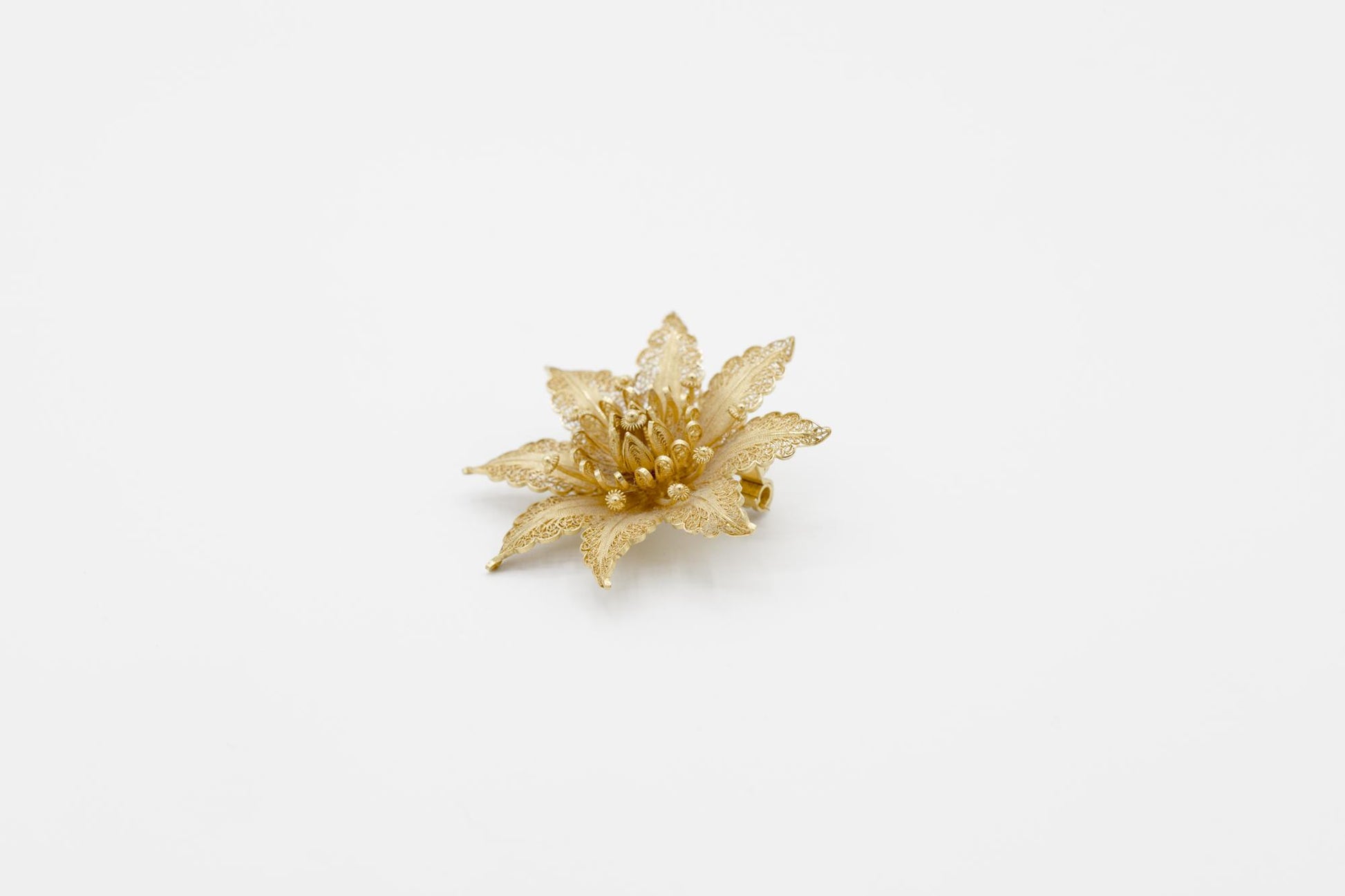 19K YG Filigree Flower Brooch