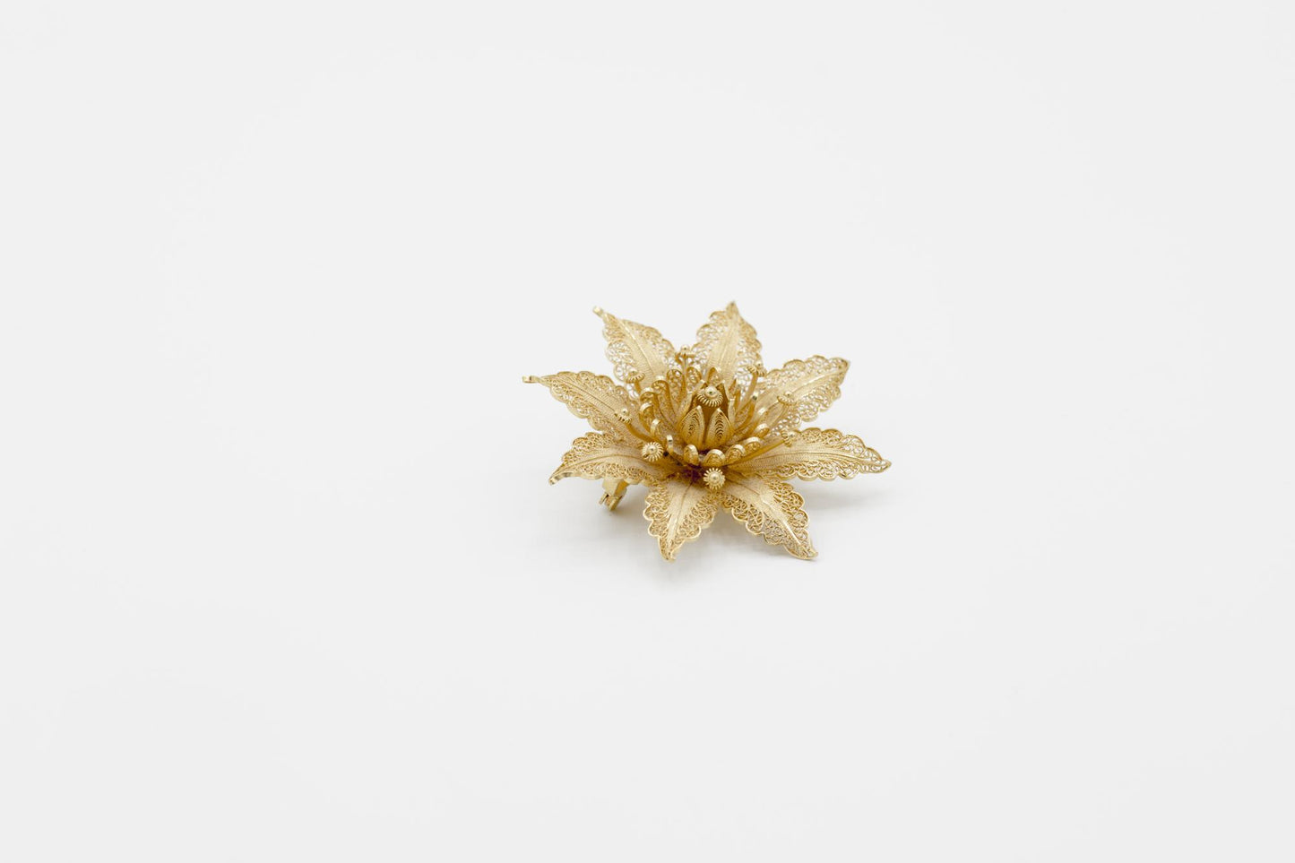19K YG Filigree Flower Brooch