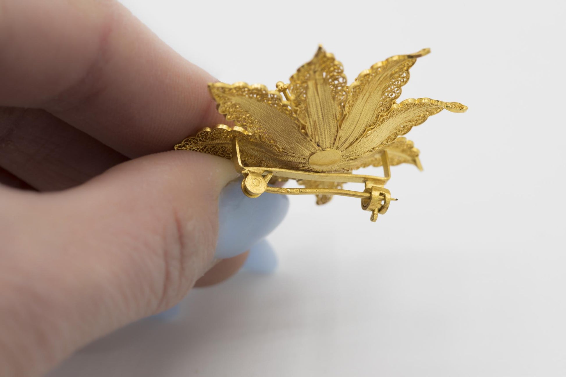 19K YG Filigree Flower Brooch