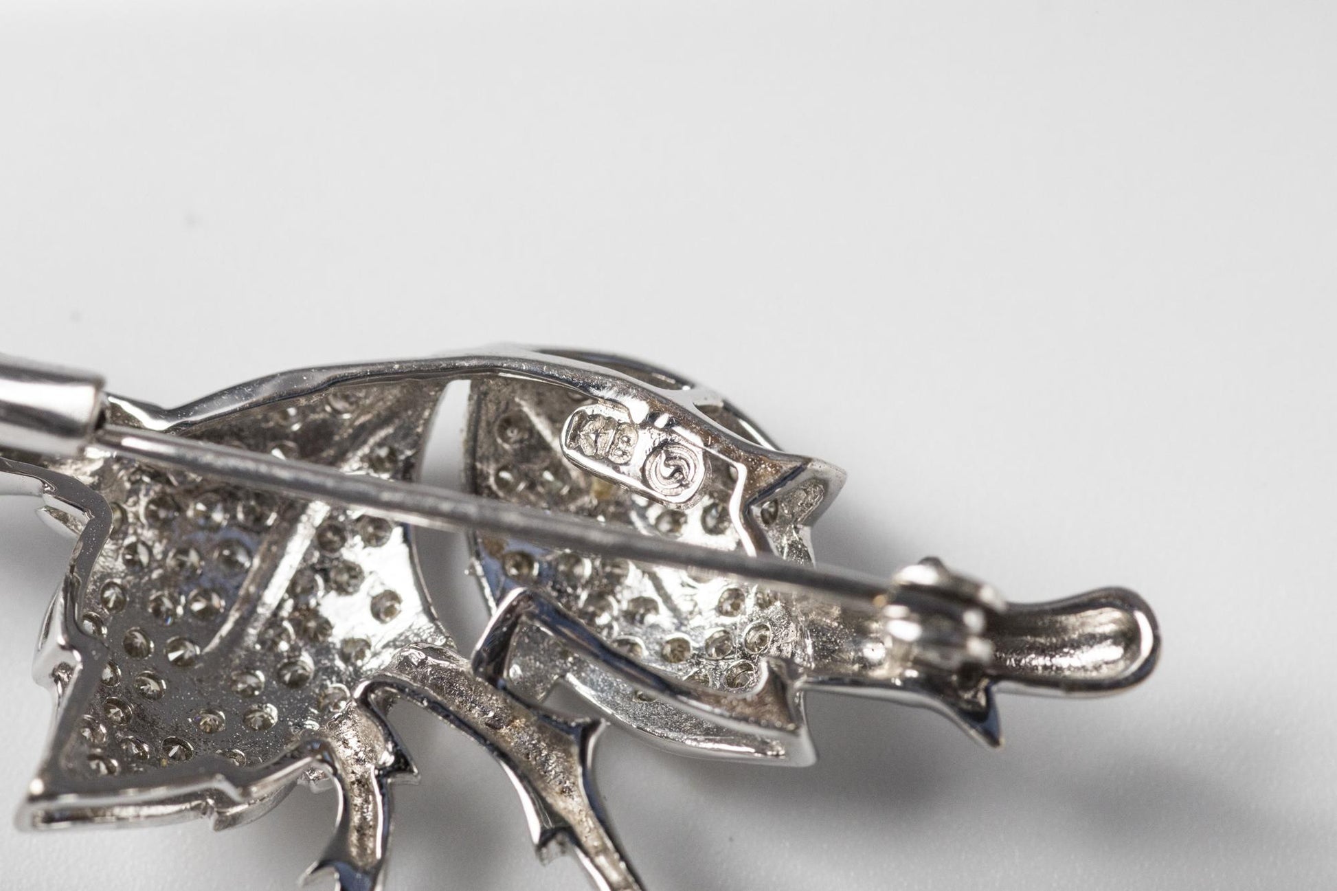 Leaves and Berries Brooch in 18K White Gold with Grey Pearls and Diamonds