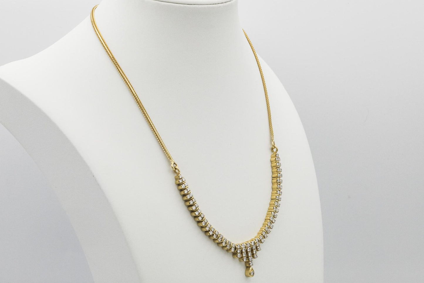 Dazzling Diamond Collar Necklace Set in Yellow Gold