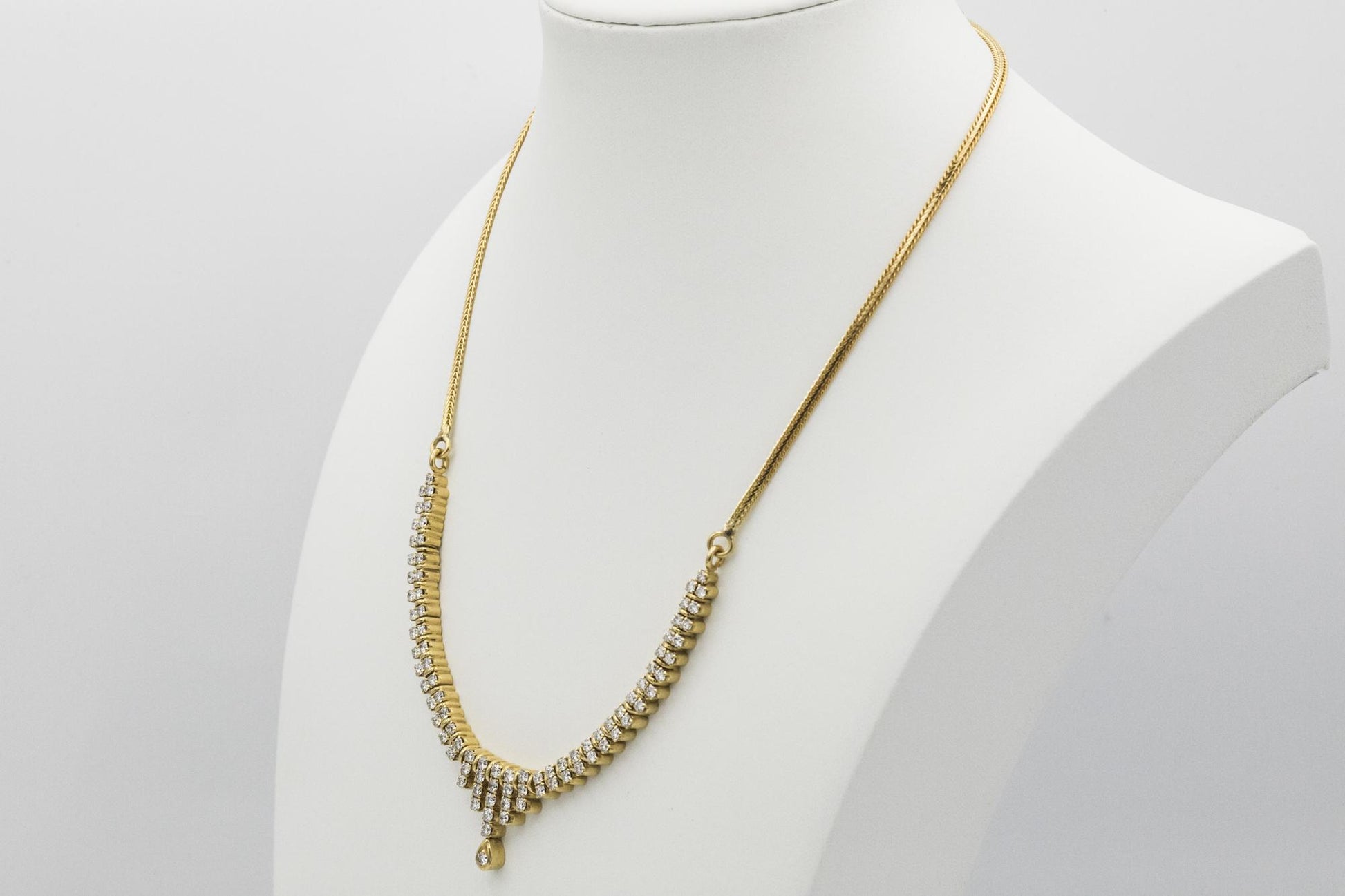 Dazzling Diamond Collar Necklace Set in Yellow Gold