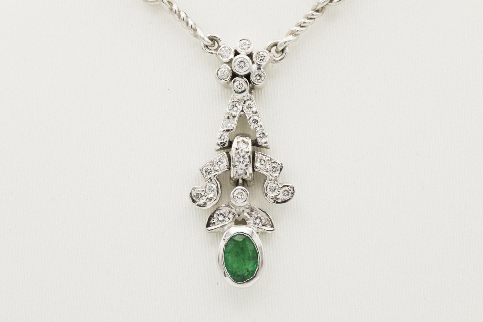 18K White Gold Necklace with Emerald and Diamonds