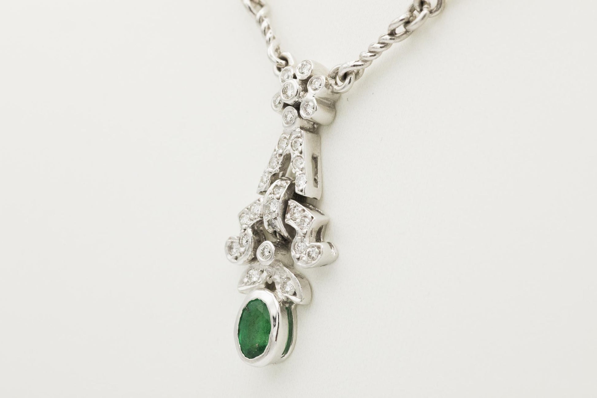 18K White Gold Necklace with Emerald and Diamonds